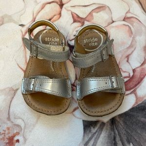 GUC Silver Stride Right Sandals Size 4